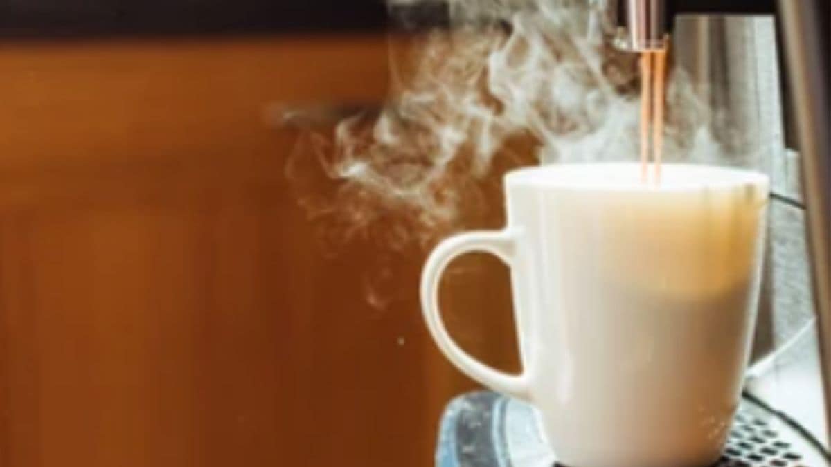 You are currently viewing How Does A Coffee Maker Heat Water?
